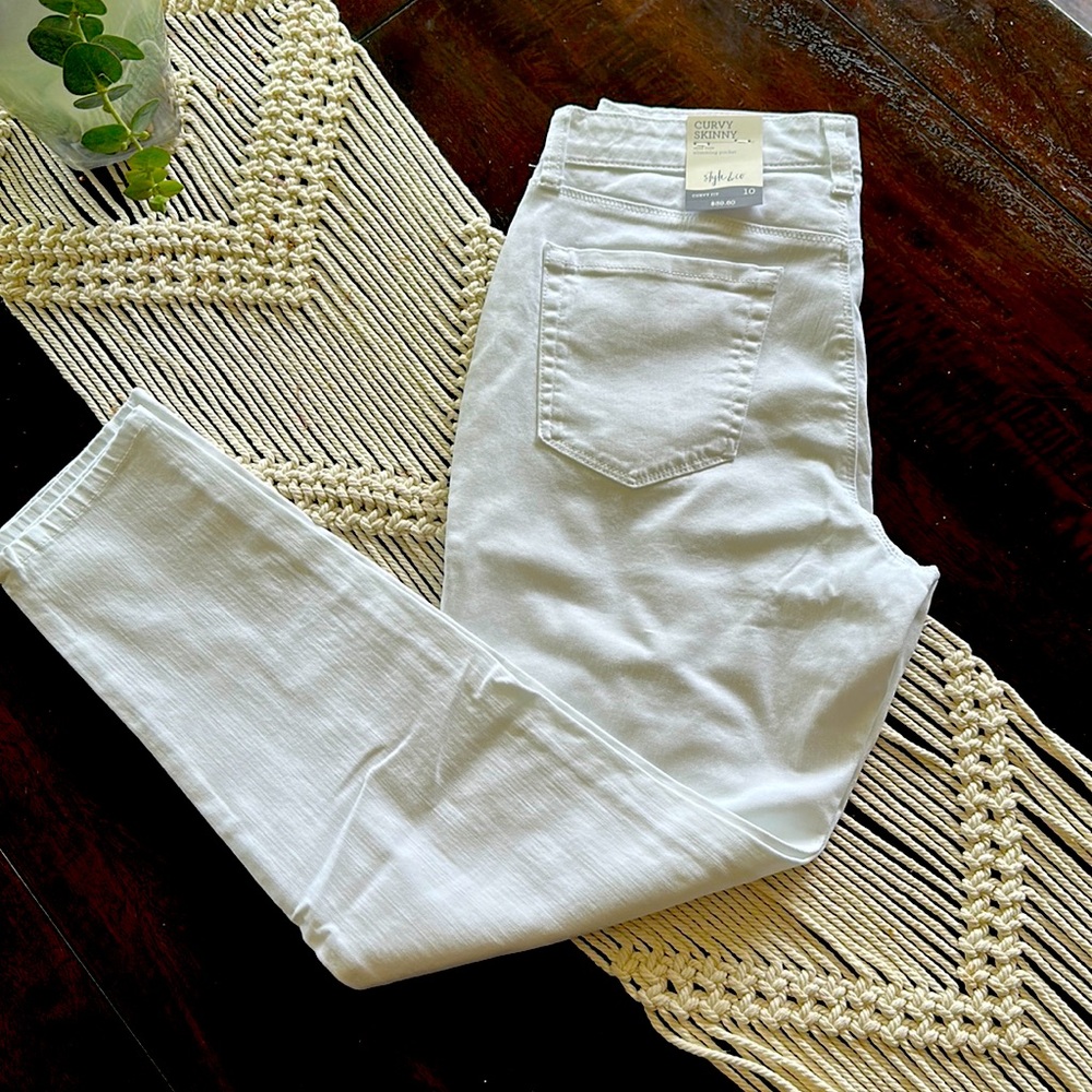 Distressed white curvy fit skinny jeans
